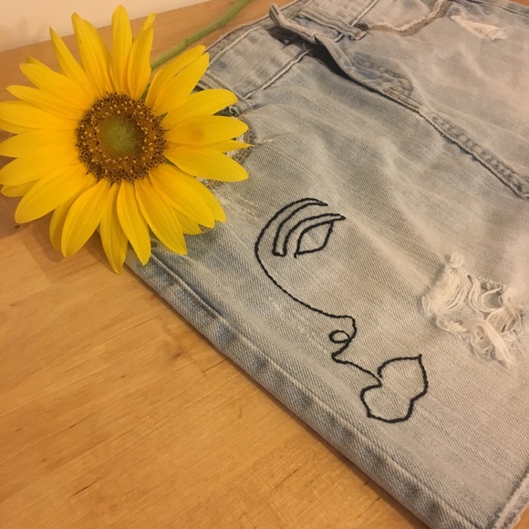 AMERICAN EAGLE DISTRESSED DENIM MINI SKIRT - Picture 2 of 5